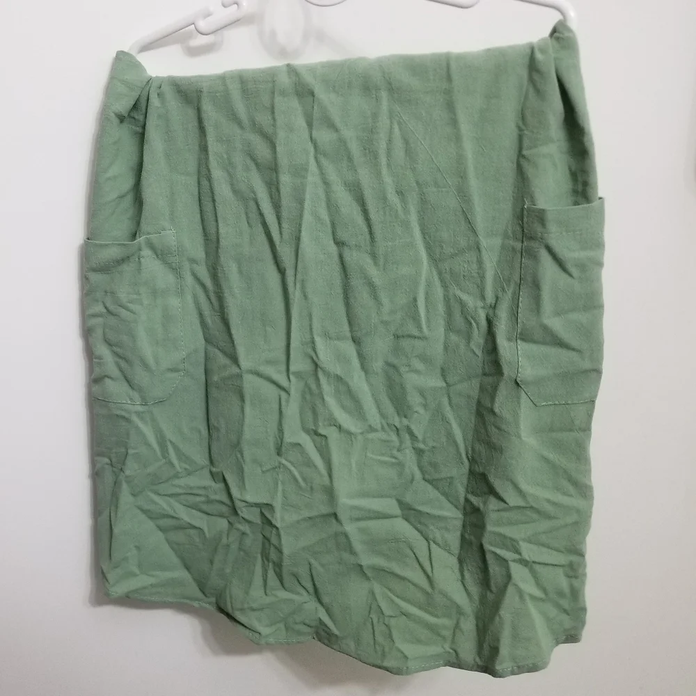 Green apron with pockets, no waist-tie needed